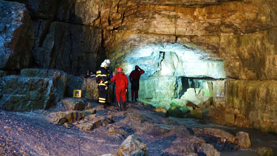 Zwei Menschen in Höhle eingeschlossen