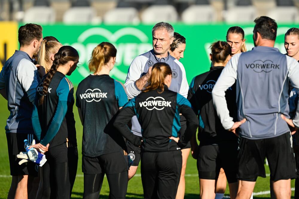 Frauen-Fussballnationalmannschaft - öffentliches Training