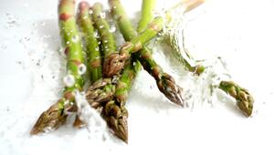 Spargelwissen: Wann man grünen Spargel schälen sollte