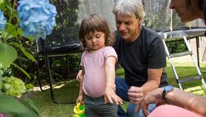 Grosseltern spielen mit ihrer Enkelin im Garten