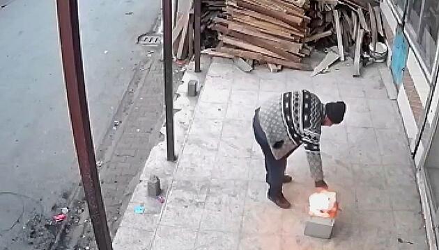 Explosiver Tee: Mann schüttet Benzin in die Glut