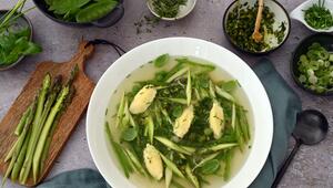 Frühlingssuppe mit Parmesan-Nocken