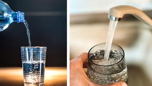 Links wird Wasser aus einer blauen Plastikflasche in ein klares Glas gegossen, rechts fliesst ...