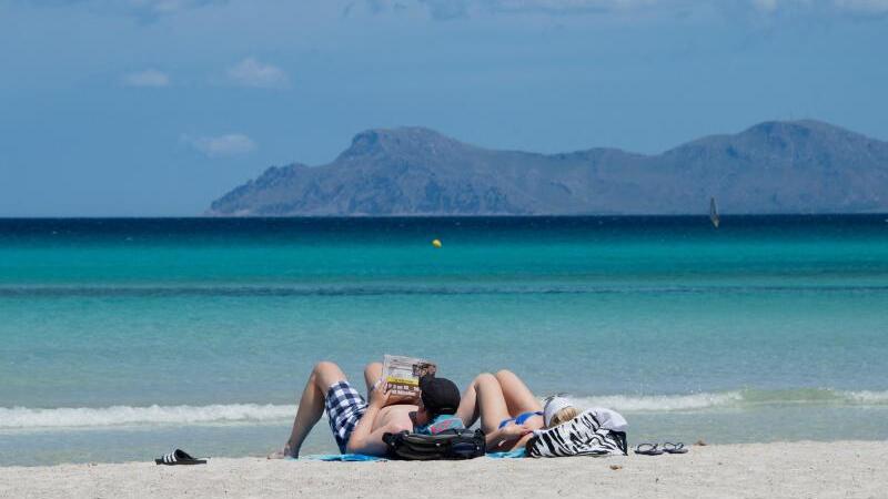 Urlauber am Strand auf Mallorca