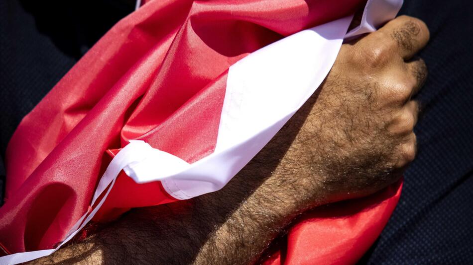 Mann mit iraner Flagge