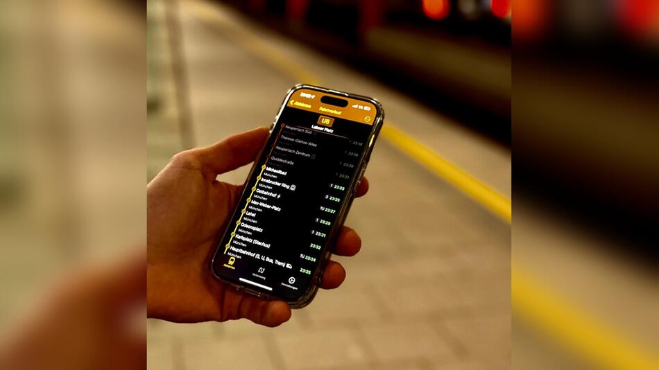 Bahnfinder-App im Einsatz: Echtzeit-Tracking von Bus und Bahn.