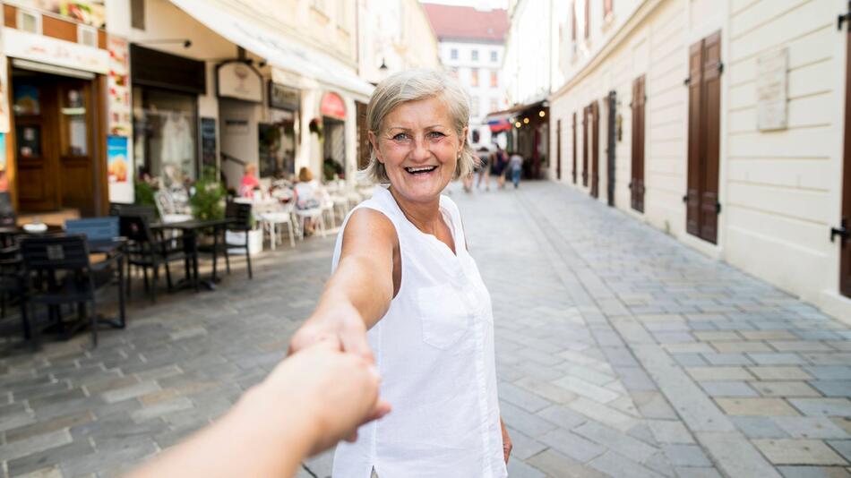 Frau lächelt bei einem Ausflug in Bratislava