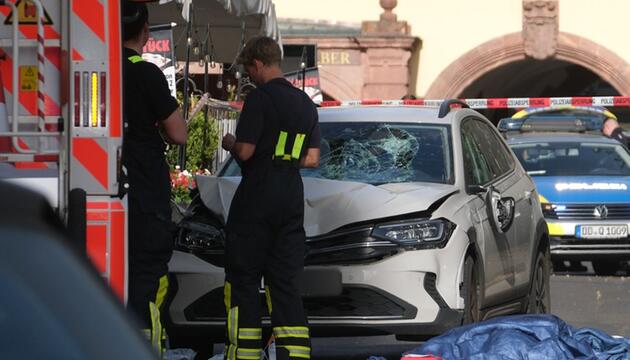 Auto in Leipzig in Menschengruppe gefahren