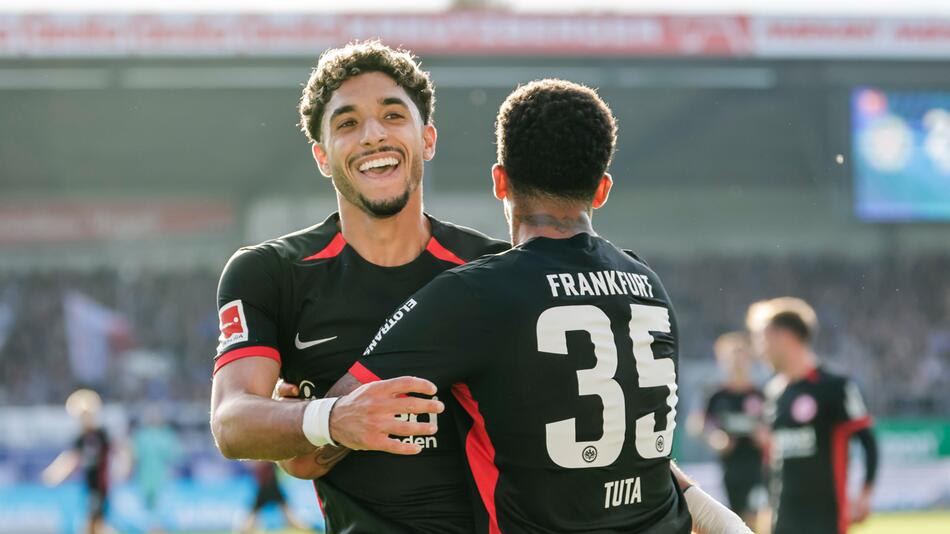 Frankfurts Torschützen Omar Marmoush und Lucas Tuta-Silva Melo feiern das vierte Tor der Eintracht