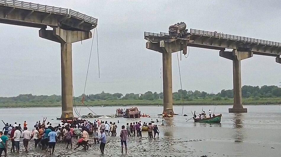 Brücke stürzt im Morgenverkehr ein: Mehrere Tote in Indien