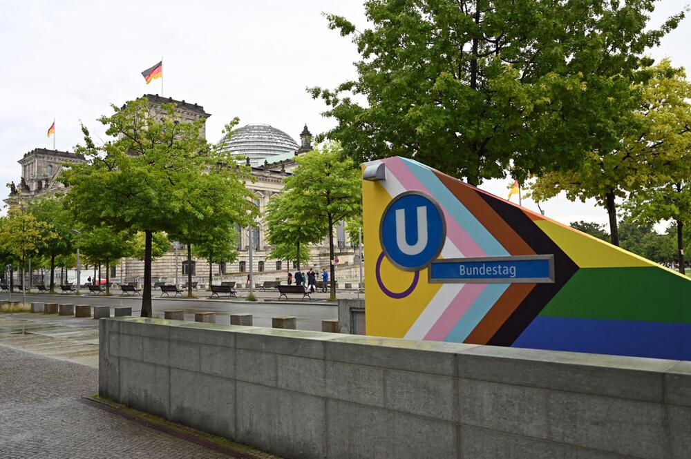 Debatte um Bundestag: U-Bahnhof trägt Regenbogenfarben
