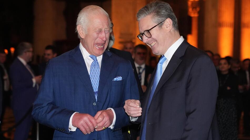 König Charles III. und Premierminister Sir Keir Starmer bei einem Empfang in der St.-Pauls ...