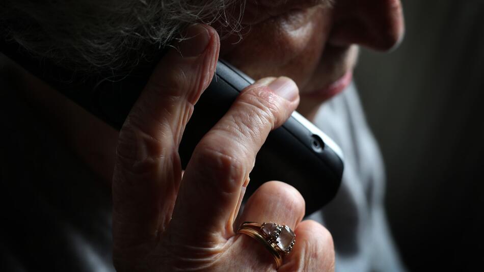 Eine ältere Frau telefoniert