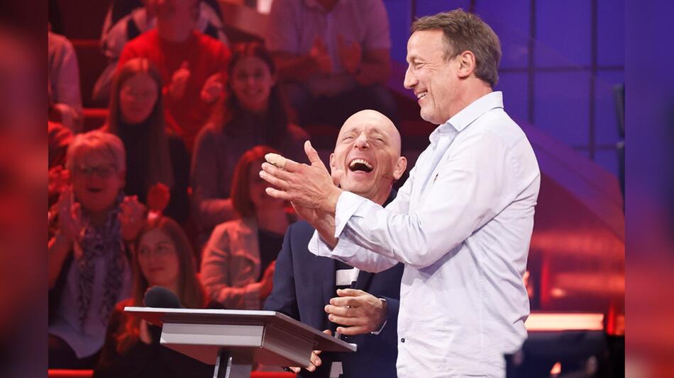 Wotan Wilke Möhring in ungewohnter Umgebung: Als Teamkapitän bei "Wer weiss denn sowas?" mit ...