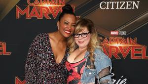 Die Schauspielerinnen Aisha Tyler (l.) und Kirsten Vangsness haben sich bereits zur Einstellung ...