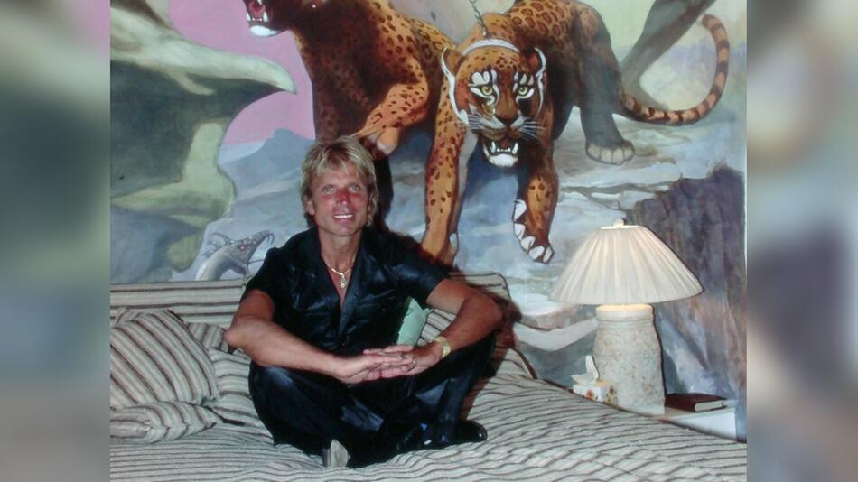 Siegfried Fischbacher auf seinem Bett in Las Vegas - auch dieses, inklusive der Wandbemalung ...