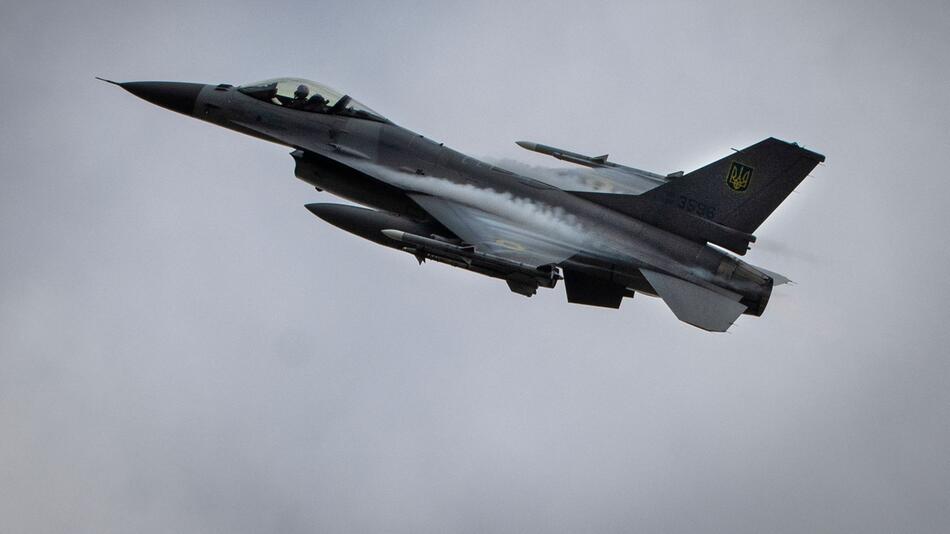 Ukraine-Krieg - Selenskyj stellt erste F-16 der Ukraine vor