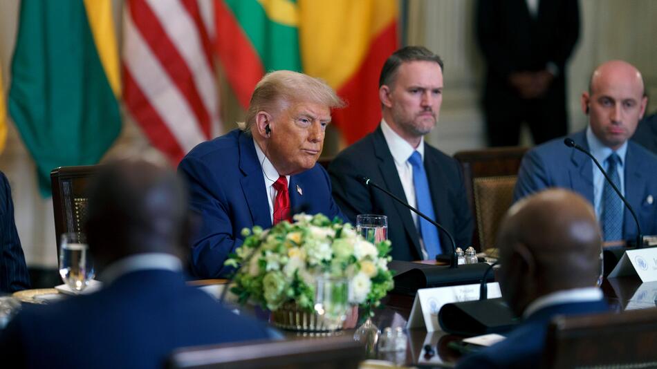 Der US-Handelsbeauftragte Jamieson Greer (M.) rechnet nicht mit Anpassungen bei Zöllen.