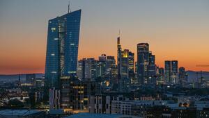 EZB vor Bankenskyline Frankfurt