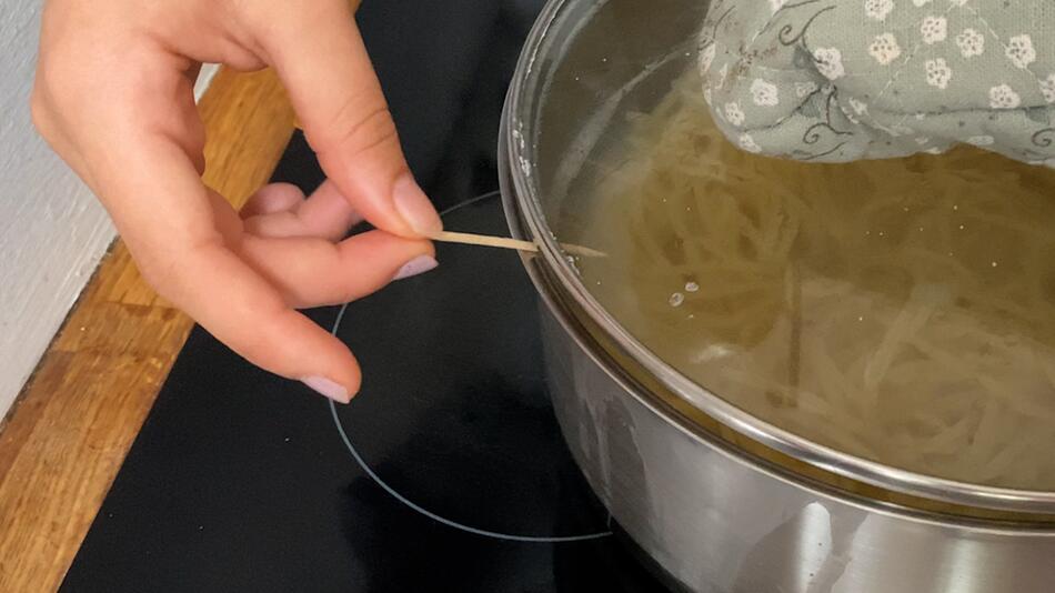 NICHT NEHMEN! Kein Sieb zur Hand? Nudelwasser mit Zahnstocher abgiessen