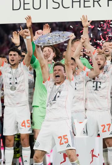 Die Spieler des FC Bayern feiern mit der Meisterschale