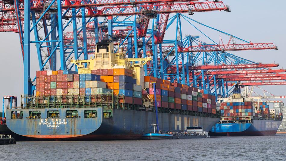 Containerschiffe im Hafen Hamburg