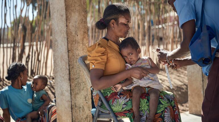 Mutter und Kind erhalten Unterstützung von UNICEF