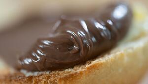 Nuss-Nougat-Creme auf einem Brötchen