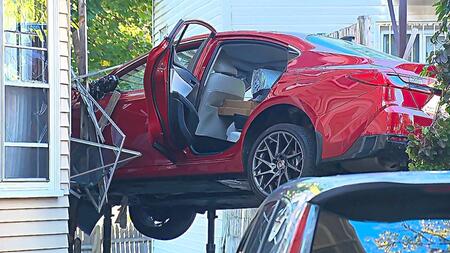 Auto rast in Haus und bleibt in der Luft hängen