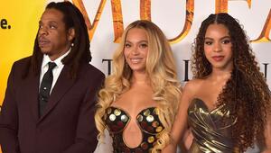 Jay-Z und Beyoncé mit ihrer Tochter Blue Ivy (r.) auf einem roten Teppich.