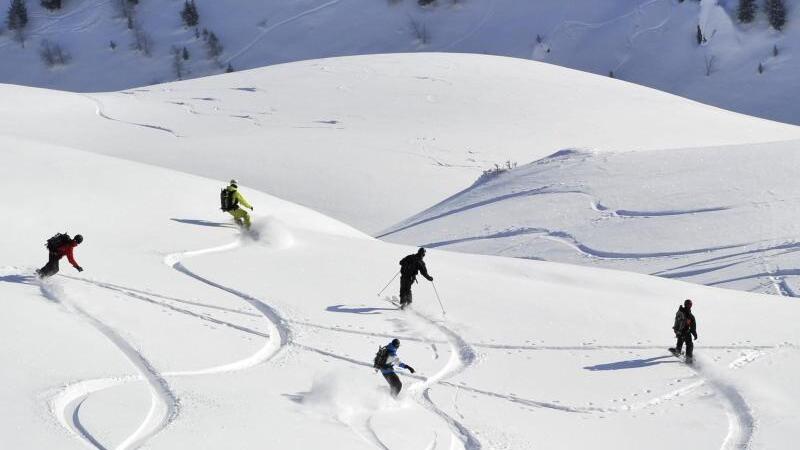 Snowboarder und Ski-Fahrer