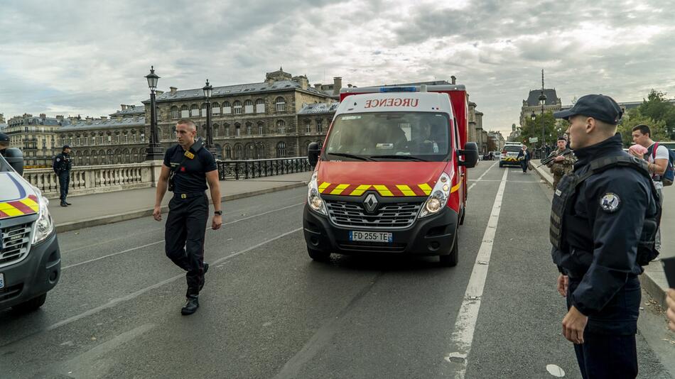 Knife attack in Paris