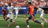 Lamine Yamal und Kevin Danso kämpfen um den Ball.