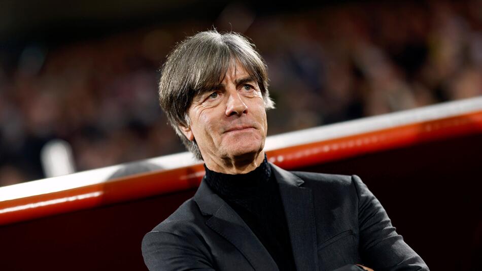 Jogi Löw im Oktober 2024 bei Lukas Podolskis Abschiedsspiel in Köln.