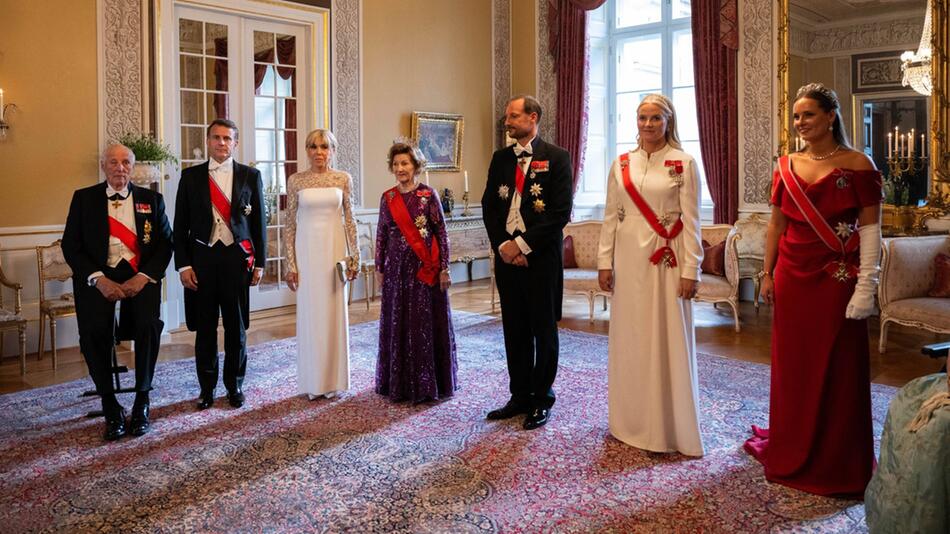 Die norwegische Königsfamilie mit Emmanuel und Brigitte Macron (2. und 3. v.l.).
