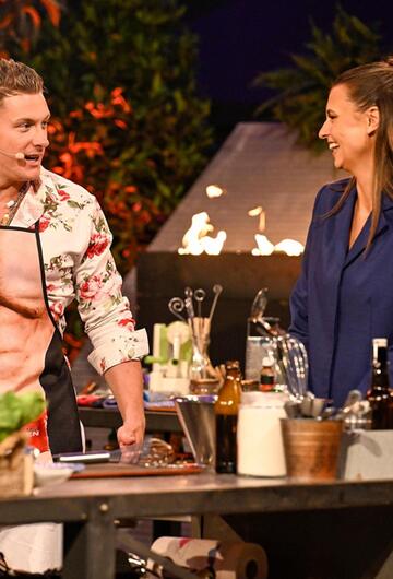 Calvin Kleinen, Laura Wontorra