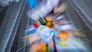 Lebensmittel liegen in einem Einkaufswagen