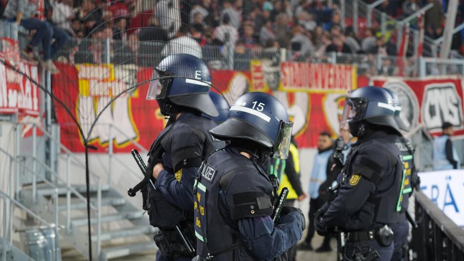 Polizisten im Fussballstadion