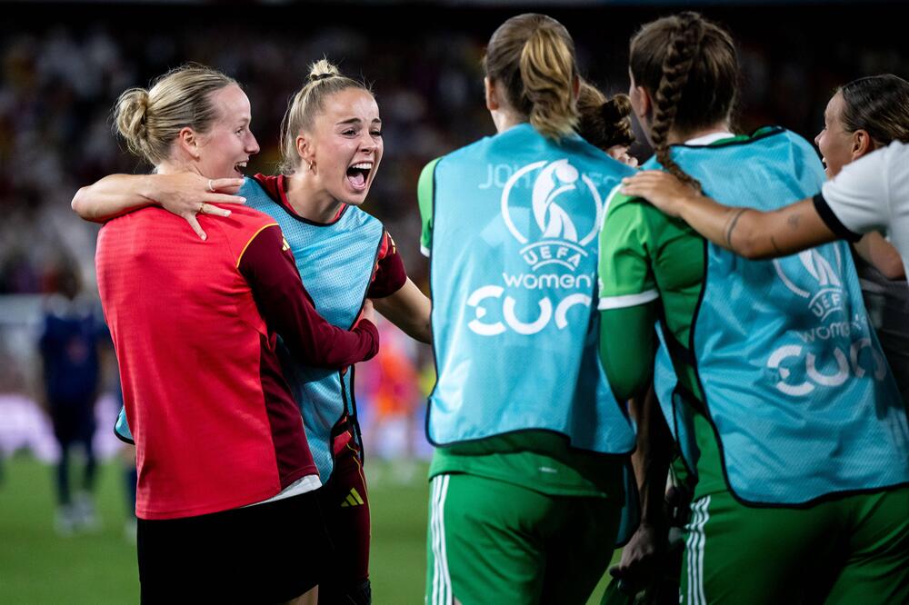 Franziska Kett (L) uns Giulia Gwinn feiern Deutschlands Sieg im Elfmeterschiessen.