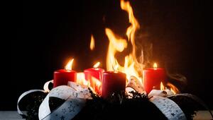 Ein Adventskranz brennt