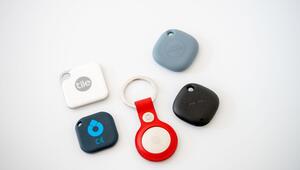 Verschiedene Bluetooth-Tracker liegen auf einem Tisch