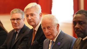König Charles (r.) und sein langjähriger Privatsekretär Sir Clive Alderton bei einem Empfang im ...