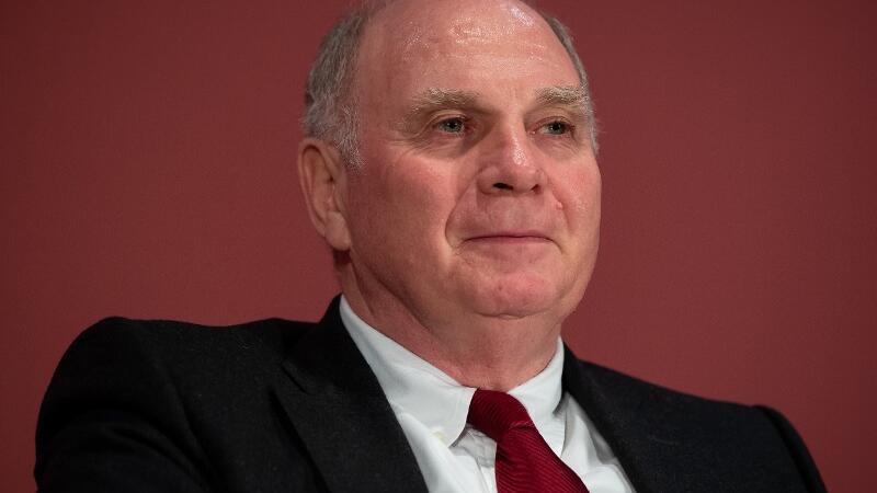 Bayern-Präsident Uli Hoeness bezieht Stellung zu Manuel Neuer.