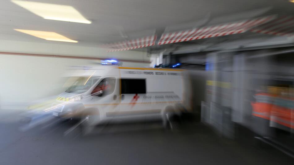 Krankenwagen fährt langsam - Mann in Nizza schlägt Fahrer