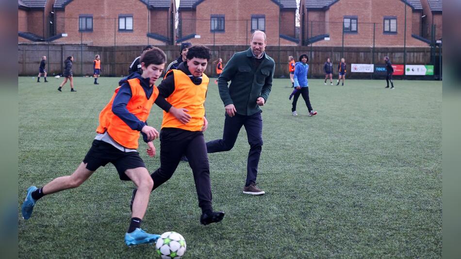 Prinz William spielt mit Teenagern Fussball.