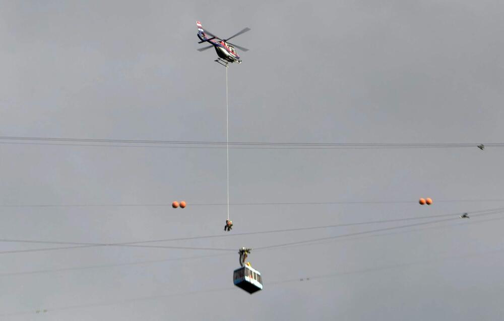 Unwetter in Österreich - 19 Menschen sitzen in Seilbahn fest