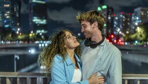 Junges Paar umarmt sich und schaut sich in die Augen.