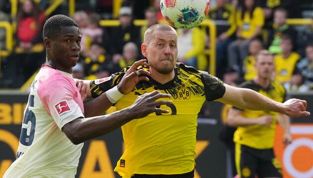 Leverkusens Christian Kofane im Zweikampf mit dem Dortmunder Waldemar Anton.