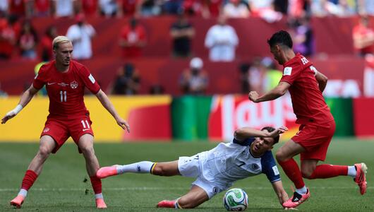 Amar Dedic und Liam Millar kämpfen um den Ball.