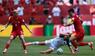 Amar Dedic und Liam Millar kämpfen um den Ball.